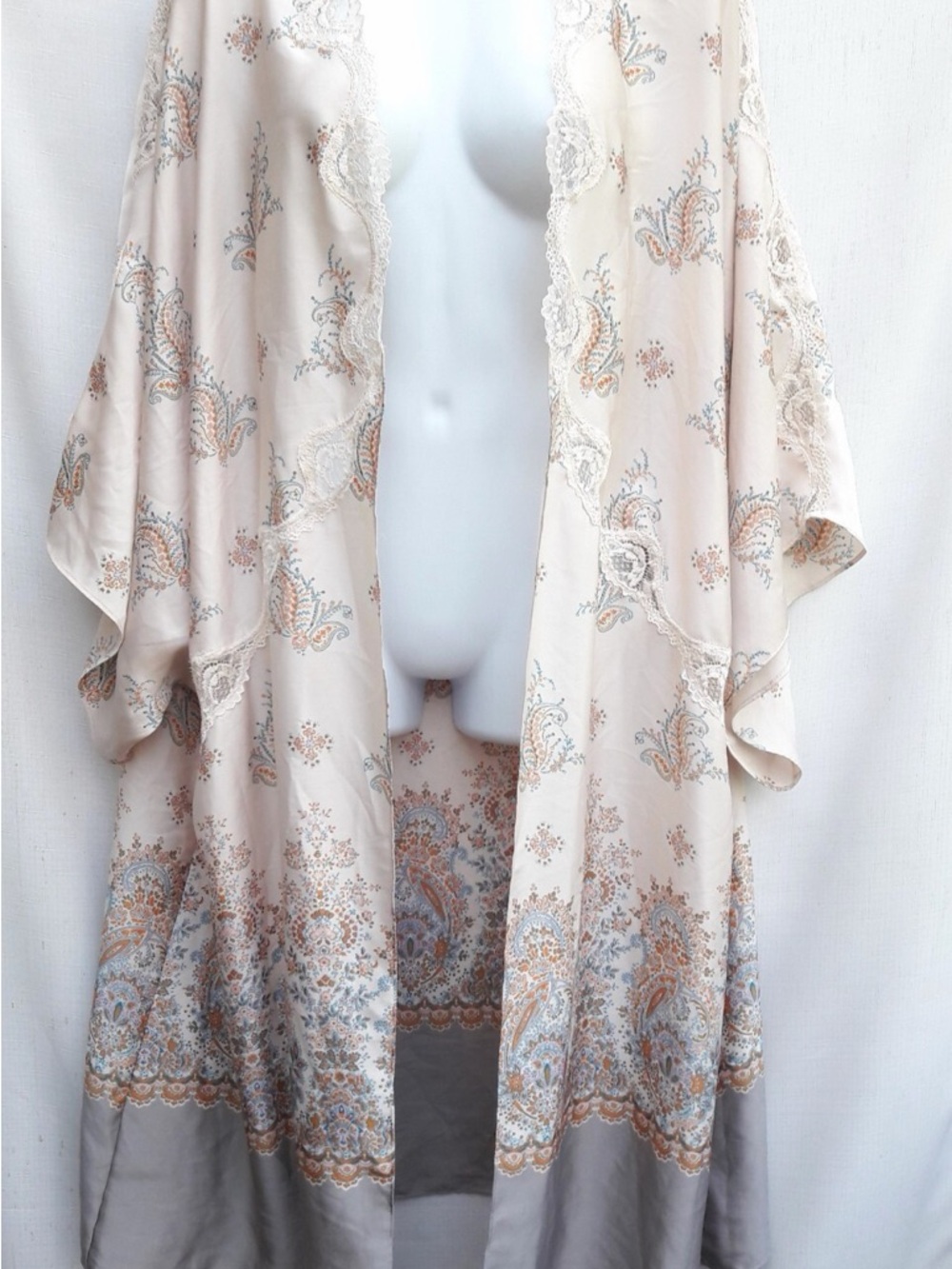 Victoria’s Secret Paisley Lace Kimono – Size M/L – Cream Multi